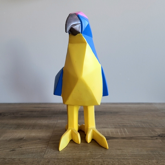 Large resin blue and yellow parrot sculpture. - Picture 6 of 7